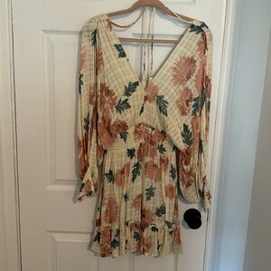 Boutique Floral Split Sleeve Dress - Size L